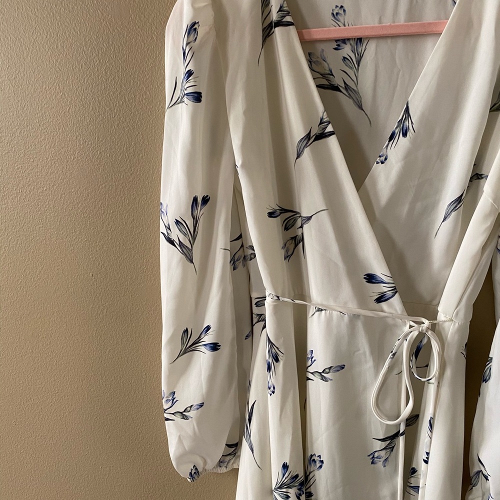 White dress with long sleeve - Picture 2 of 3